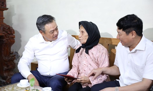 Chủ tịch UBND TP Hà Nội Trần Sỹ Thanh thăm, động viên thân nhân gia đình liệt sĩ Nguyễn Văn Bắp. Ảnh: VGP
