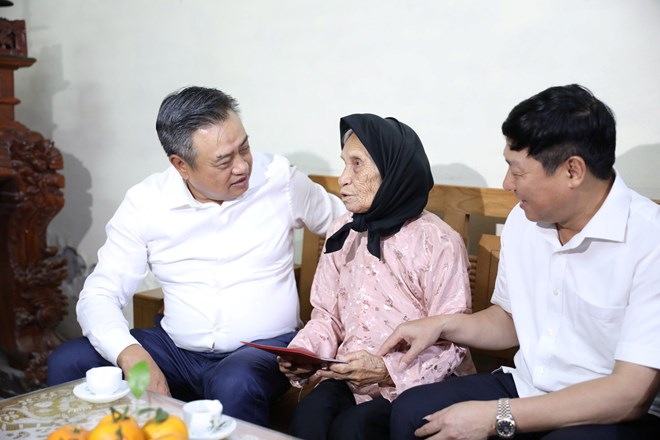 Chủ tịch Hà Nội đến thăm, tặng quà chiến sĩ Điện Biên
