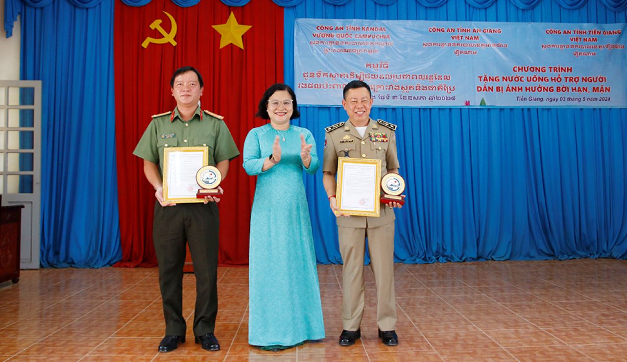 Bà Lê Hồng Tâm -  Phó Chủ tịch UBND huyện Gò Công Đông trao Thư cảm ơn Công an tỉnh Kandal và Công an tỉnh An Giang. Ảnh: Vũ Tiến