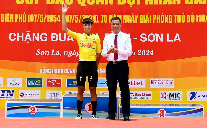 Tay đua Nguyễn Minh Thiện về nhất chặng 3, tạm giữ Áo vàng. Ảnh: Ban tổ chức