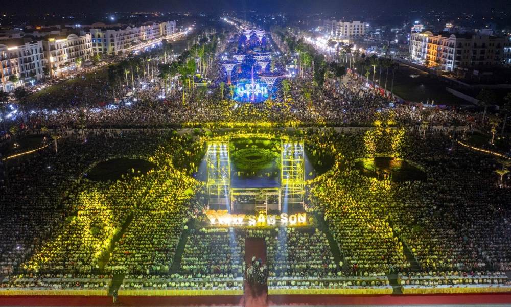 Đêm khai mạc lễ hội du lịch biển năm 2024 và khánh thành quảng trường biển, trục cảnh quan lễ hội TP Sầm Sơn, đã thu hút sự tham gia của hàng vạn người trong kỳ nghỉ lễ vừa qua. Ảnh: Quách Du