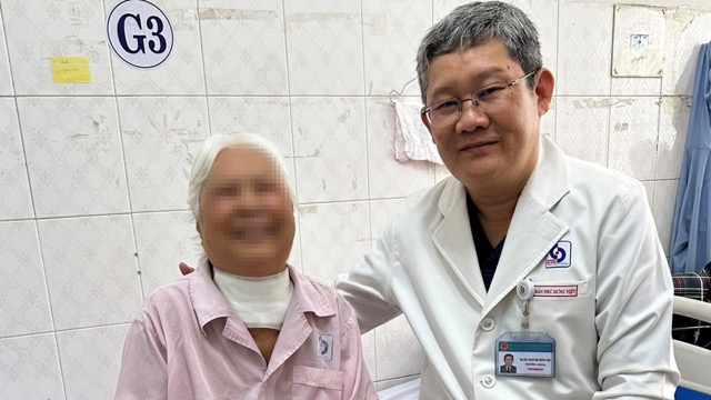 Bệnh nhân được bác sĩ phẫu thuật thành công. Ảnh: BSCC