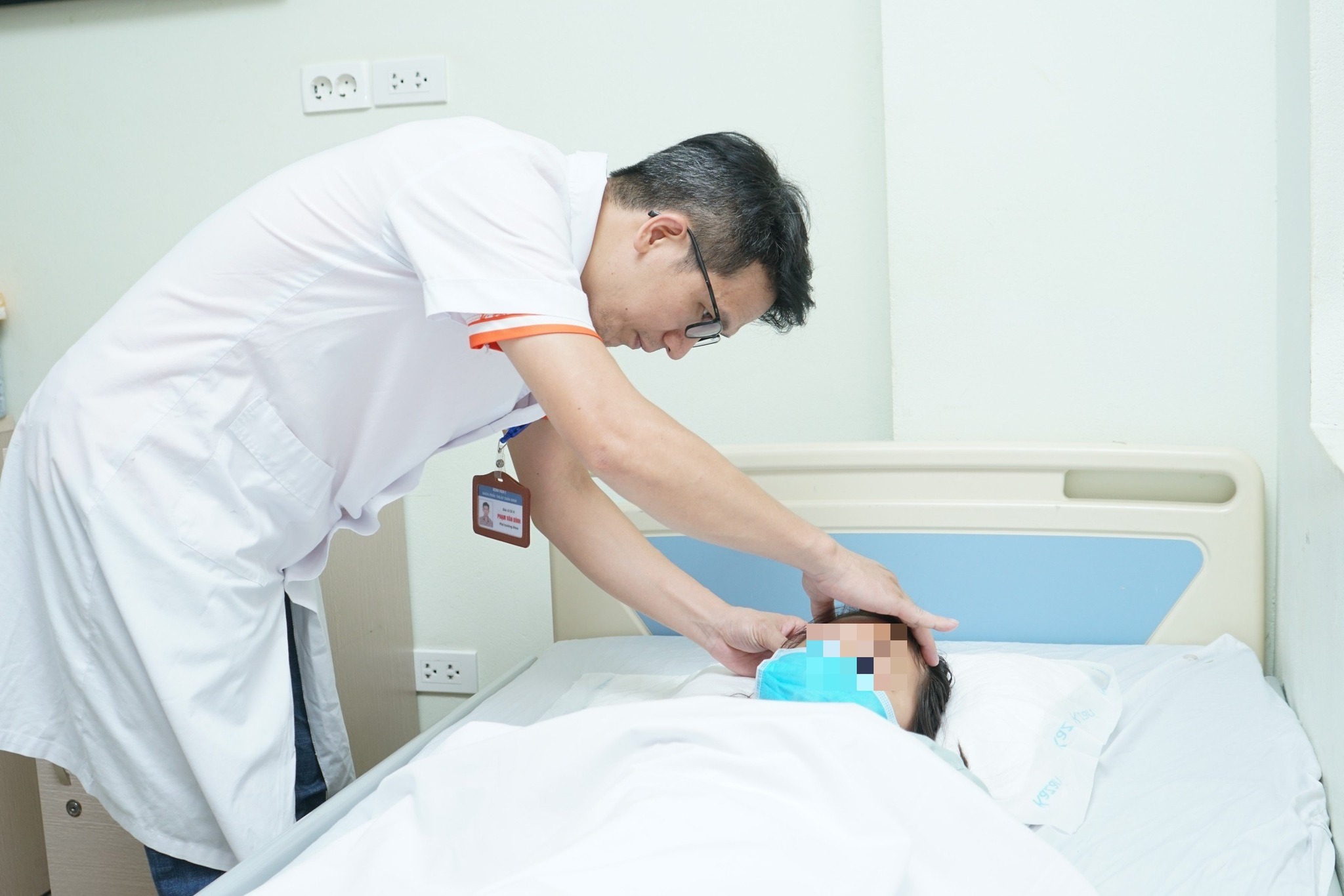 Bác sĩ thăm khám cho bệnh nhi sau ca phẫu thuật. Ảnh: BVCC