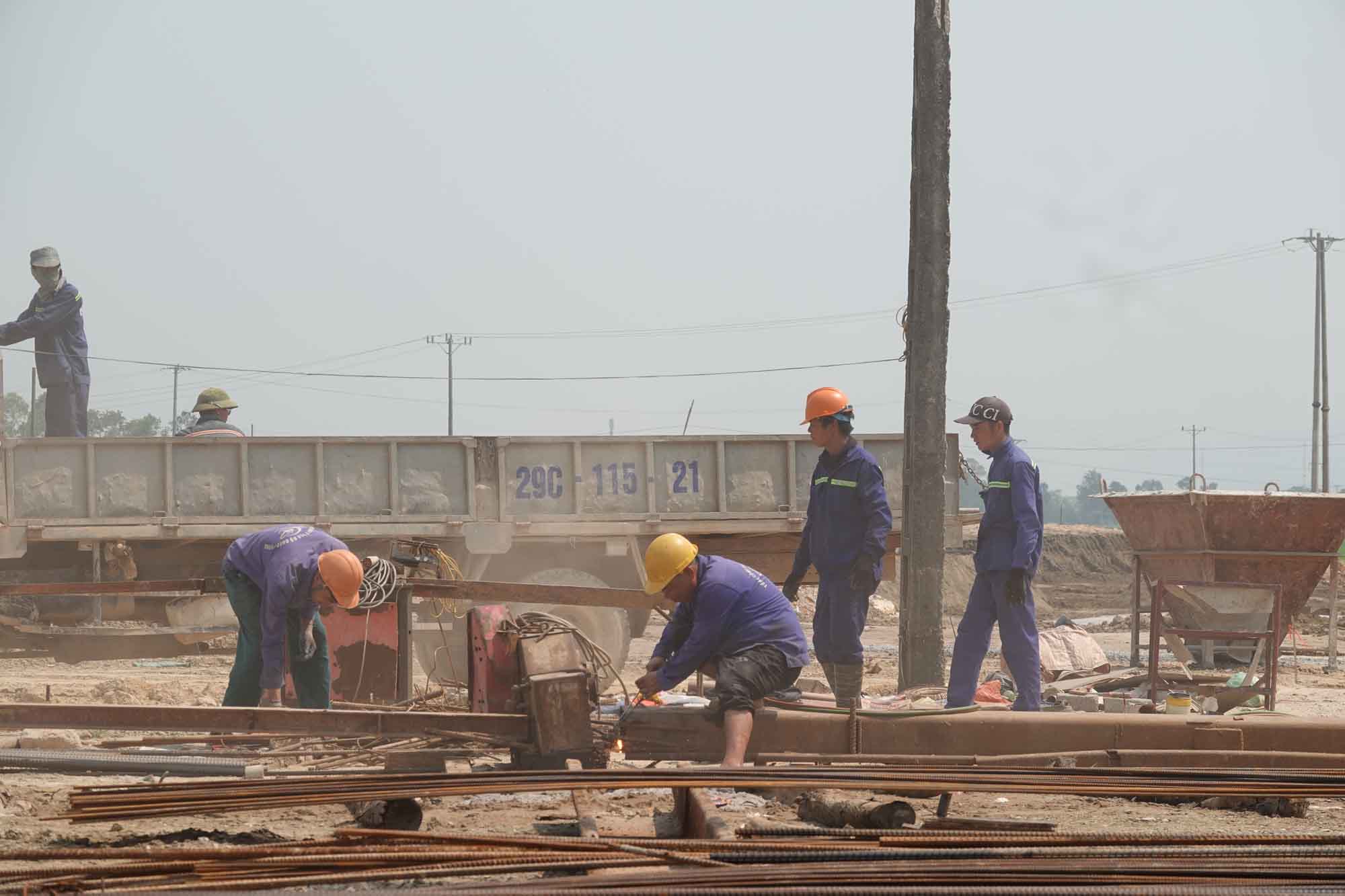 Công nhân trên công trường thi công cao tốc Bắc - Nam ở Hà Tĩnh. Ảnh: Trần Tuấn.