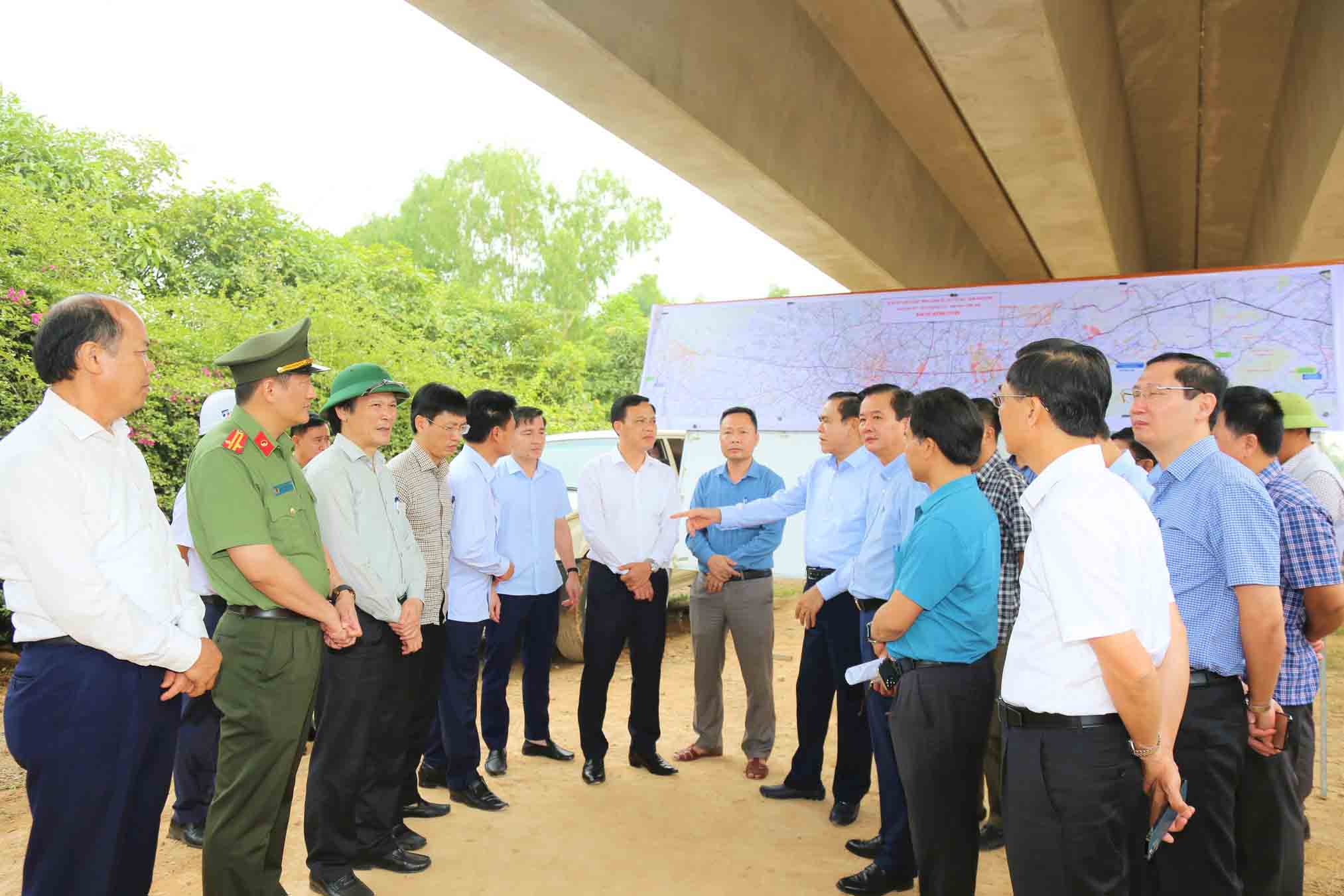 Đoàn kiểm tra công tác giải phóng mặt bằng ở huyện Thạch Hà. Ảnh: Hà Thạch.