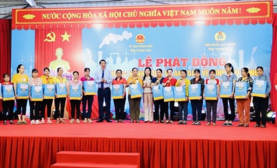 Đại diện lãnh đạo Tỉnh ủy, UBND tỉnh Thanh Hóa trao những suất quà đến công nhân lao động có hoàn cảnh khó khăn. Ảnh: Minh Hoàng