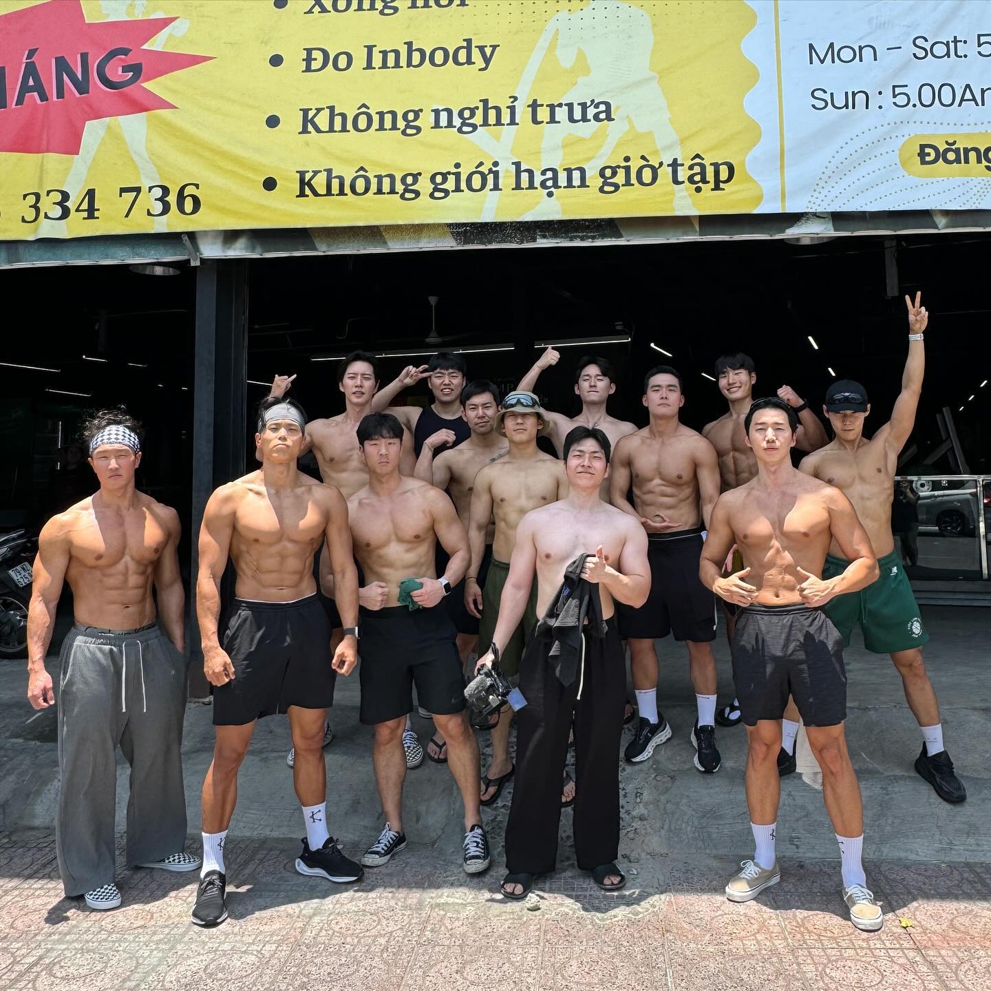 Park Hae Jin và nhóm bạn đam mê thể thao check-in tại một phòng gym tại Nha Trang khiến fan thích thú. Ảnh: Instargram