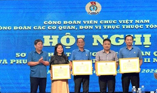 Đại diện Công đoàn Báo Lao Động (thứ 2, từ phải qua) nhận bằng khen của Công đoàn Viên chức Việt Nam. Ảnh: Thanh Tâm
