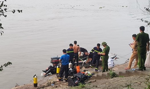 Lực lượng chức năng tìm kiếm thi thể nam sinh H bị đuối nước trên sông Đáy vào chiều ngày 4.4. Ảnh: Nguyễn Trường