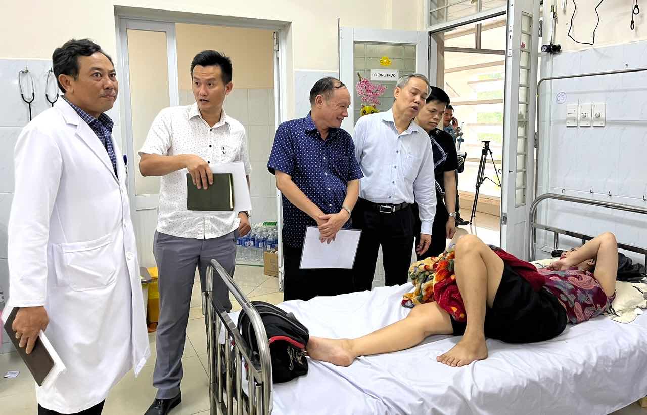Đoàn công tác Cục trưởng Cục An toàn thực phẩm (Bộ Y tế) thăm hỏi nắm tình hình bệnh nhân cấp cứu đang điều trị tại Bệnh viện đa khoa Khu vực Long Khánh. Ảnh: HAC