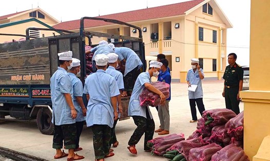 Huyện biên giới Nậm Pồ, tỉnh Điện Biên ủng hộ hơn 10 tấn rau xanh cho lực lượng diễu binh, diễu hành đang luyện tập để tham gia Lễ kỷ niệm 70 năm Chiến thắng Điện Biên Phủ. Ảnh: Văn Toán