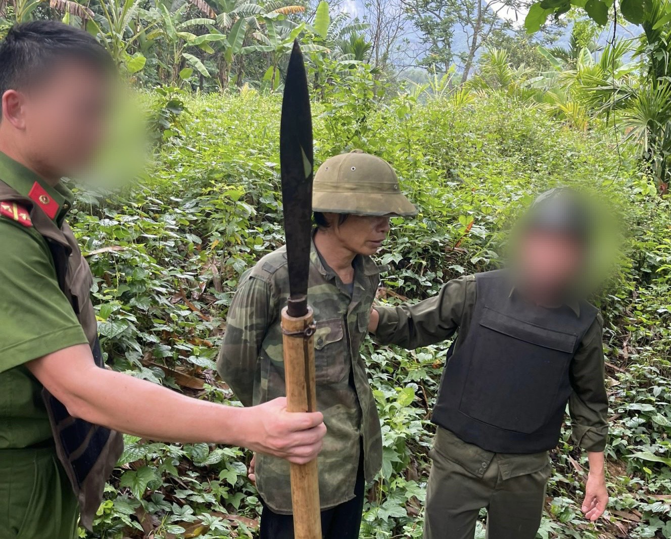 Đối tượng Bùi Văn Khượp cùng chiếc dao nhọn - vũ khí đối tượng đã sử dụng đâm trọng thương Phó Trưởng Công an xã Vũ Bình, huyện Lạc Sơn, tỉnh Hòa Bình. Ảnh: Công an cung cấp