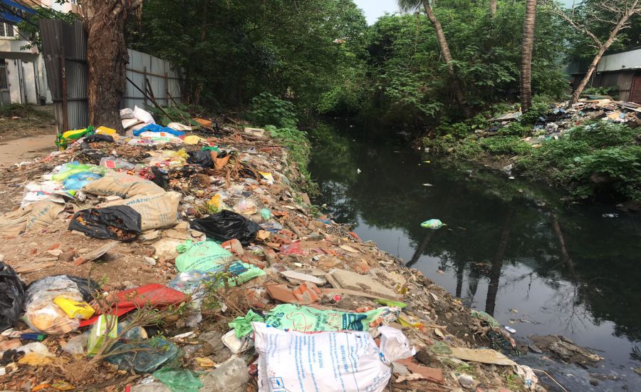 Sau 16 năm, Dự án cống hóa mương Kẻ Khế (chảy qua phường Đội Cấn và Kim Mã, Ba Đình, TP Hà Nội) trở thành nơi tập kết rác thải. Ảnh: Lê Tâm