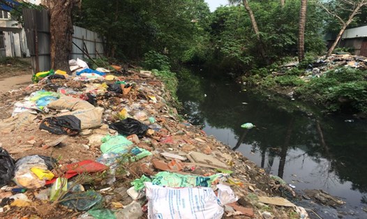 Sau 16 năm, Dự án cống hóa mương Kẻ Khế (chảy qua phường Đội Cấn và Kim Mã, Ba Đình, TP Hà Nội) trở thành nơi tập kết rác thải. Ảnh: Lê Tâm