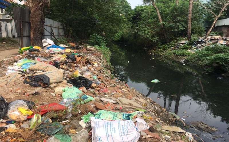 Sau 16 năm, Dự án cống hóa mương Kẻ Khế (chảy qua phường Đội Cấn và Kim Mã, Ba Đình, TP Hà Nội) trở thành nơi tập kết rác thải. Ảnh: Lê Tâm