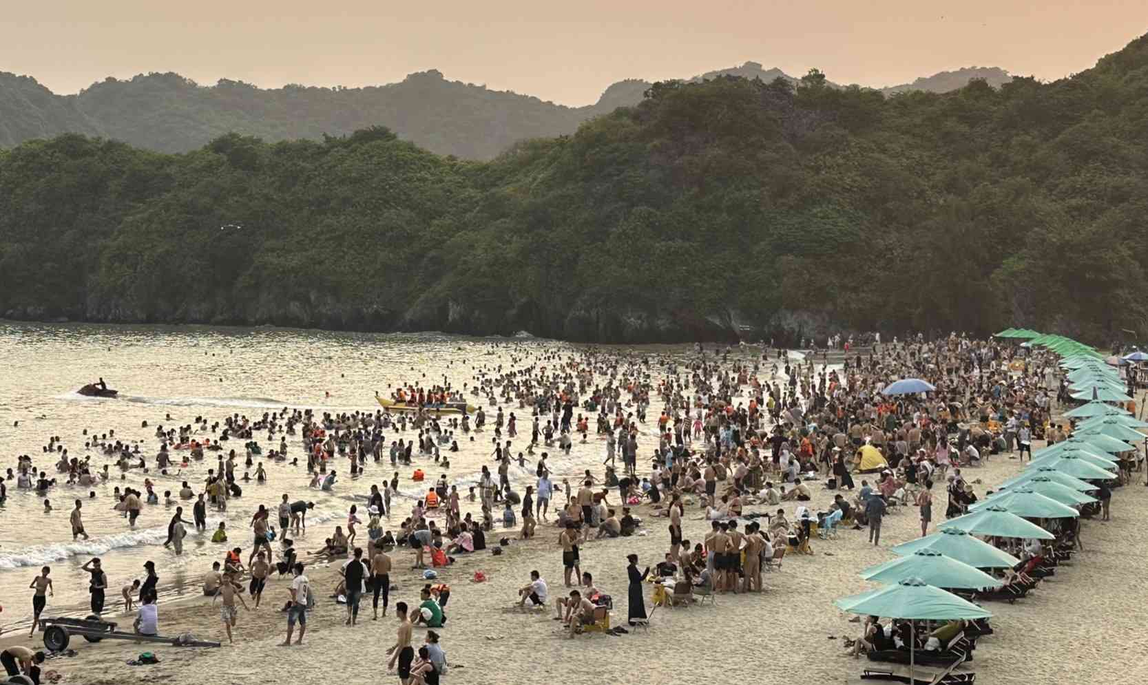 Lượng khách đổ về bãi tắm Cát Cò (Cát Bà) trong dịp lễ. Ảnh: Tuấn Anh