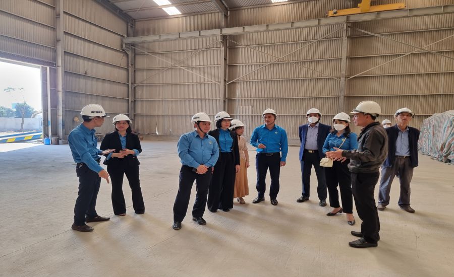 Đoàn công tác Viện Khoa học An toàn và Vệ sinh lao động (Tổng LĐLĐ Việt Nam) kiểm tra công tác bảo đảm an toàn vệ sinh lao động tại Công ty TNHH Châu Tiến. Ảnh: Quang Đại