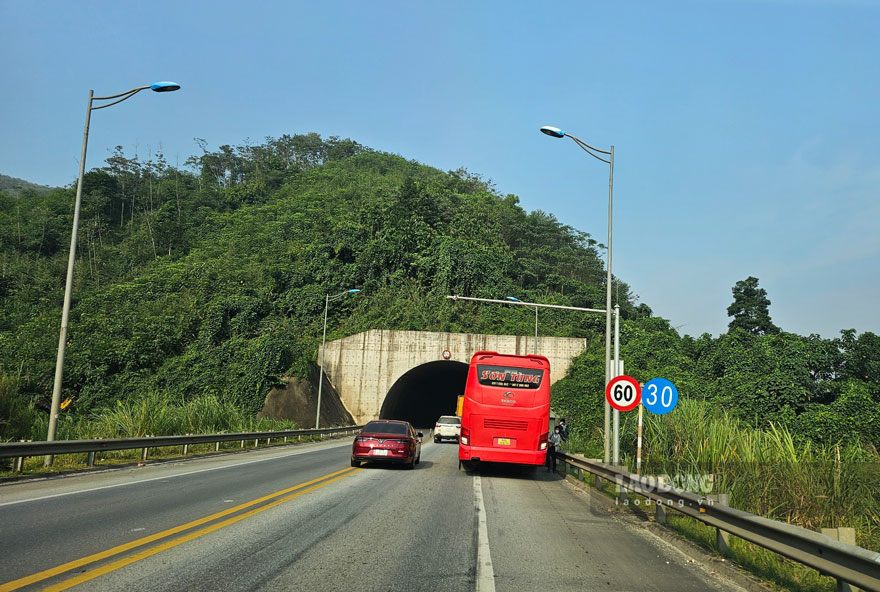 Nhan nhản người đi bộ lên tuyến cao tốc Nội Bài - Lào Cai để đón xe khách, ký gửi hàng hóa tiềm ẩn nguy cơ xảy ra tai nạn giao thông. Ảnh: Bảo Nguyên