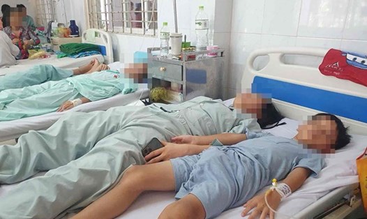 Bệnh nhân nghi ngộ độc thực phẩm do ăn bánh mì ở Đồng Nai. Ảnh: Hà Anh Chiến