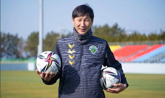 Ông Kim Sang-sik là tân huấn luyện viên trưởng U23 và đội tuyển Việt Nam. Ảnh: Jeonbuk