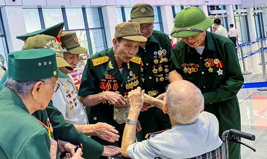 Cuộc gặp gỡ xúc động của các Chiến sĩ Điện Biên sau 70 năm gặp lại. Ảnh: Lê Dung