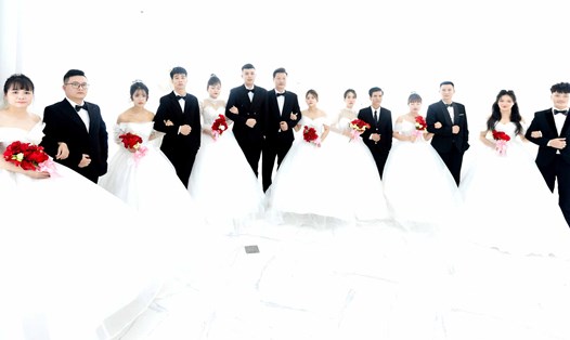 7 cặp đôi hạnh phúc trong ngày chụp ảnh cưới. Ảnh: LĐLĐ tỉnh Hải Dương