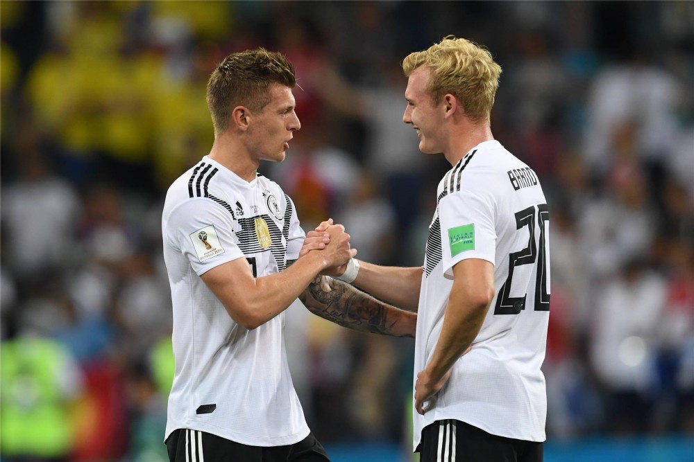 Toni Kroos và Julian Brandt là đồng đội ở tuyển Đức. Ảnh: DFB