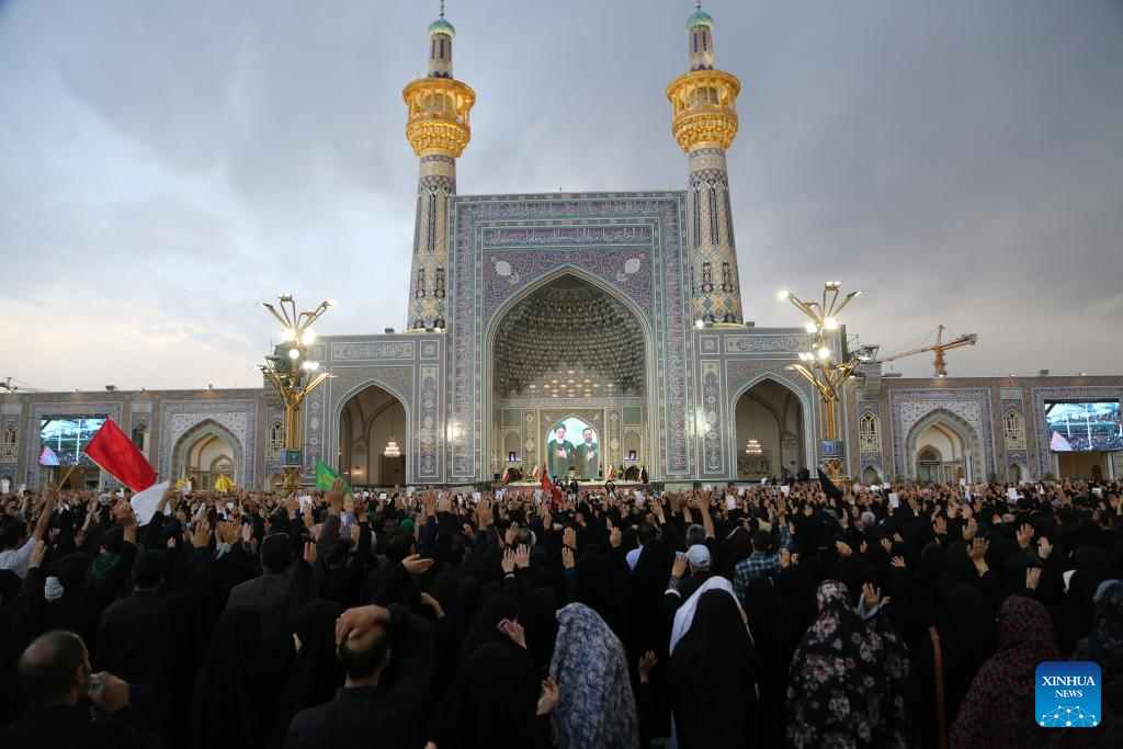 Người dân thương tiếc cố Tổng thống Iran Ebrahim Raisi tại thánh địa Imam Reza ở Mashhad, đông bắc Iran, ngày 23.5.2024. Ảnh: Xinhua