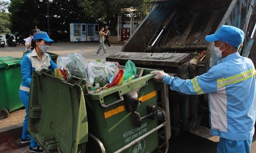 Việc thu gom, phân loại rác thải đang gặp nhiều khó khăn. Ảnh: Thùy Linh
