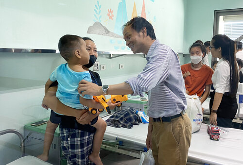 Chương trình "Mặt trời hy vọng" thực hiện nhiều hoạt động hỗ trợ điều trị ung thư cho trẻ em có hoàn cảnh khó khăn. Ảnh: BTC