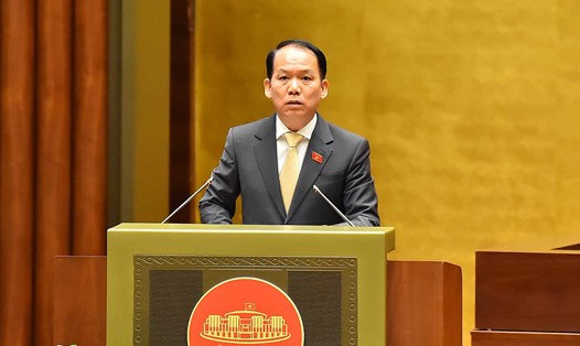 Chủ nhiệm Ủy ban Pháp luật của Quốc hội Hoàng Thanh Tùng trình bày tờ trình. Ảnh: Phạm Đông