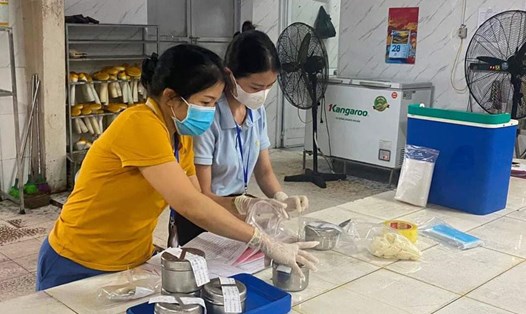 Cơ quan chuyên môn tiến hành lấy 9 mẫu phẩm tại khu vực chế biến thực phẩm và nấu ăn của Công ty TNHH MLB Tenergy (huyện Yên Thành - Nghệ An). Ảnh: Anh Tuấn