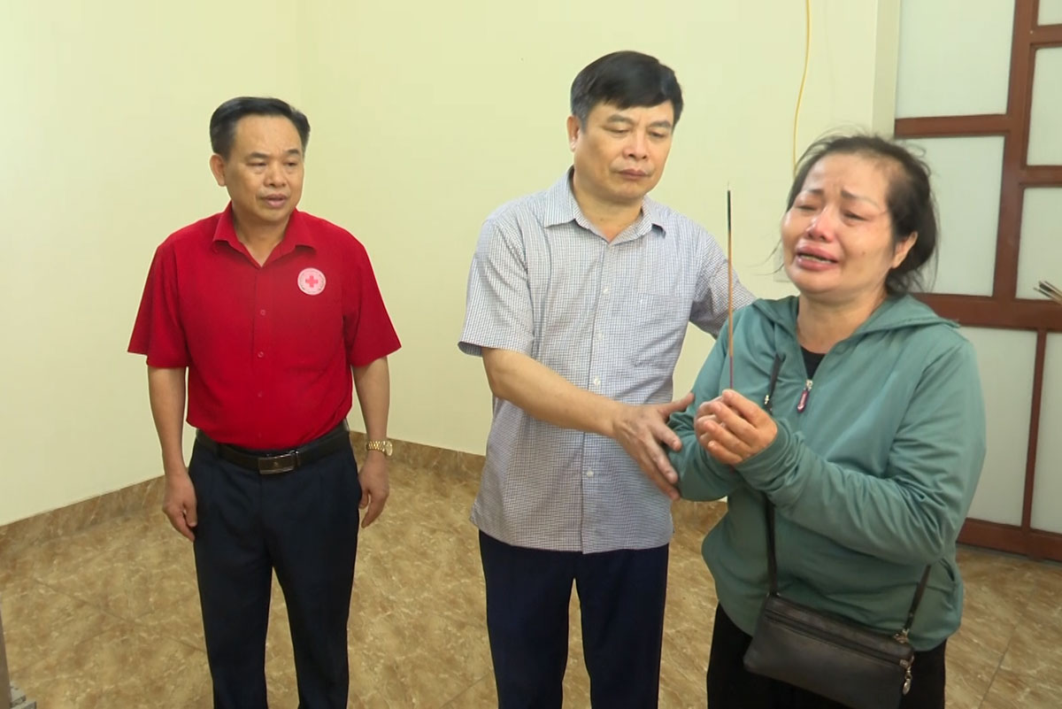 Phó Chủ tịch UBND tỉnh Thái Bình Phạm Văn Nghiêm thăm hỏi, động viên, chia sẻ nỗi đau với bà ngoại của bé trai 5 tuổi tử vong sau khi bị bỏ quên trên xe đưa đón. Ảnh: Trung Du