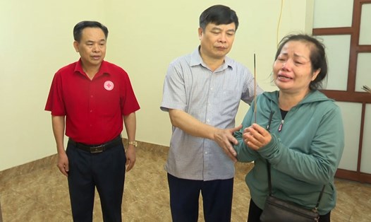 Phó Chủ tịch UBND tỉnh Thái Bình Phạm Văn Nghiêm thăm hỏi, động viên, chia sẻ nỗi đau với bà ngoại của bé trai 5 tuổi tử vong sau khi bị bỏ quên trên xe đưa đón. Ảnh: Trung Du