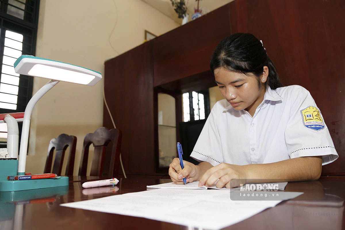 Em Nguyễn Thị Thanh Giang miệt mài bên bàn học. Ảnh: Quang Đạt