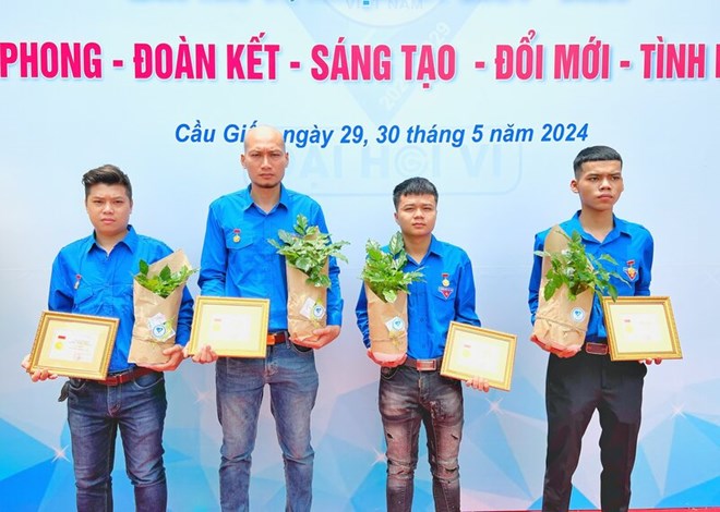 Tặng Huy hiệu Tuổi trẻ dũng cảm cho 4 thanh niên đập tường cứu người vụ cháy nhà trọ tại Trung Kính