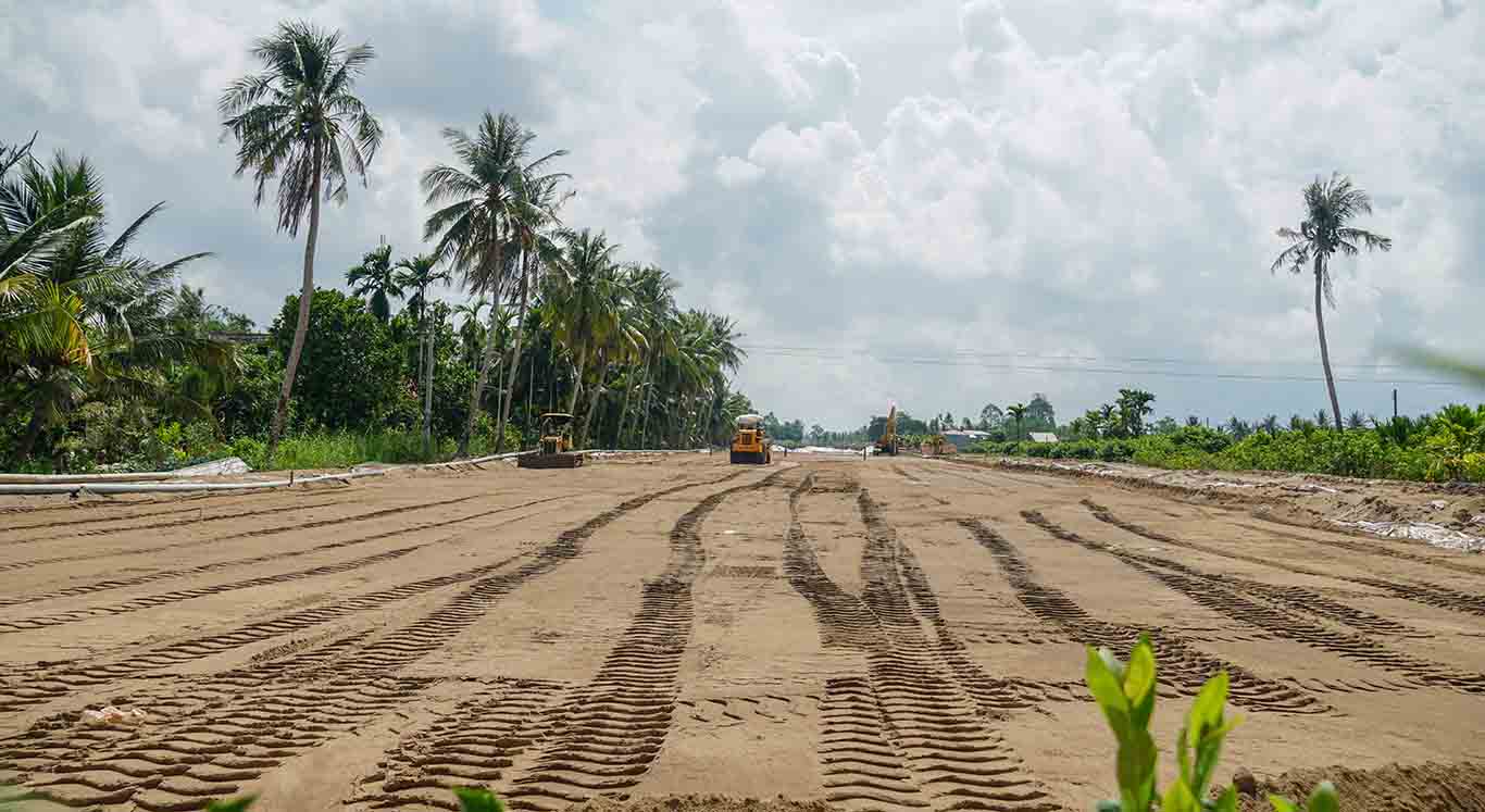Khó khăn về vật liệu cát đắp nền cơ bản được tháo gỡ, tỉnh Trà Vinh đã đồng ý nâng công suất 2 mỏ cát thương mại bảo đảm cấp đủ khoảng 450.000m3 để thi công dự án phía tỉnh Trà Vinh. Đến nay phần tuyến đã cơ bản hoàn thành công tác đào bóc hữu cơ và đắp bao đường công vụ; đã tập kết cát về công trường được 9.171/644.952m3 (đạt 11%) để thi công đắp nền đường.