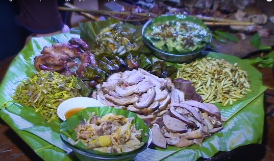 Cỗ lá là nét đặc trưng của văn hóa ẩm thực xứ Mường. Ảnh: Minh Nguyễn