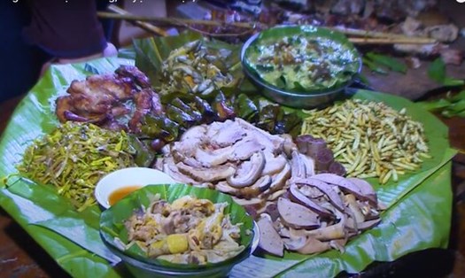 Cỗ lá là nét đặc trưng của văn hóa ẩm thực xứ Mường. Ảnh: Minh Nguyễn