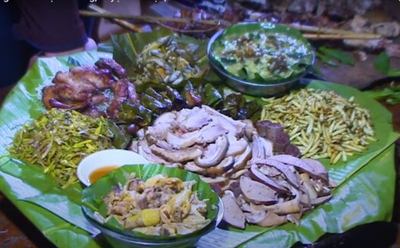 Cỗ lá là nét đặc trưng của văn hóa ẩm thực xứ Mường. Ảnh: Minh Nguyễn