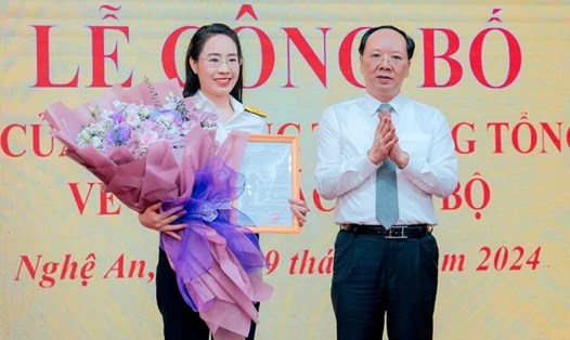 Lãnh đạo tỉnh Nghệ An trao quyết định bổ nhiệm và tặng hoa chúc mừng tân Phó Cục trưởng Cục Thuế Nghệ An. Ảnh: Ngọc Tuấn
