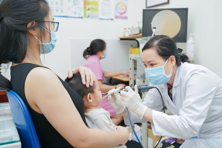 PGS.TS Nguyễn Thị Hoài An, Giám đốc Bệnh viện An Việt thăm khám cho bệnh nhi. Ảnh: Hải Phạm