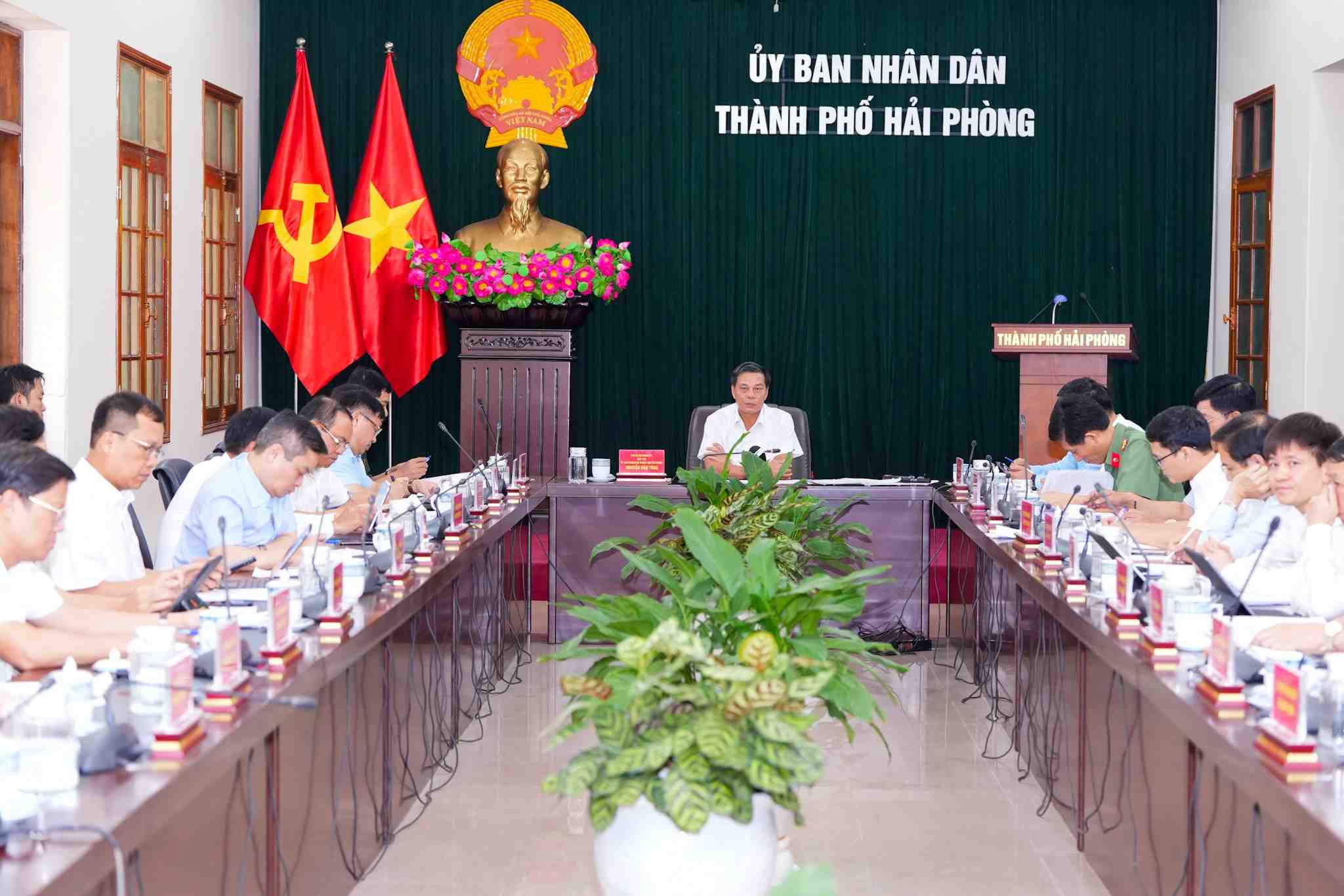 UBND TP Hải Phòng họp về việc đăng ký, quản lý công dân trong độ tuổi gọi nhập ngũ và việc xử lý đối với các hành vi vi phạm Luật nghĩa vụ quân sự. Ảnh: Cổng TTĐT Hải Phòng