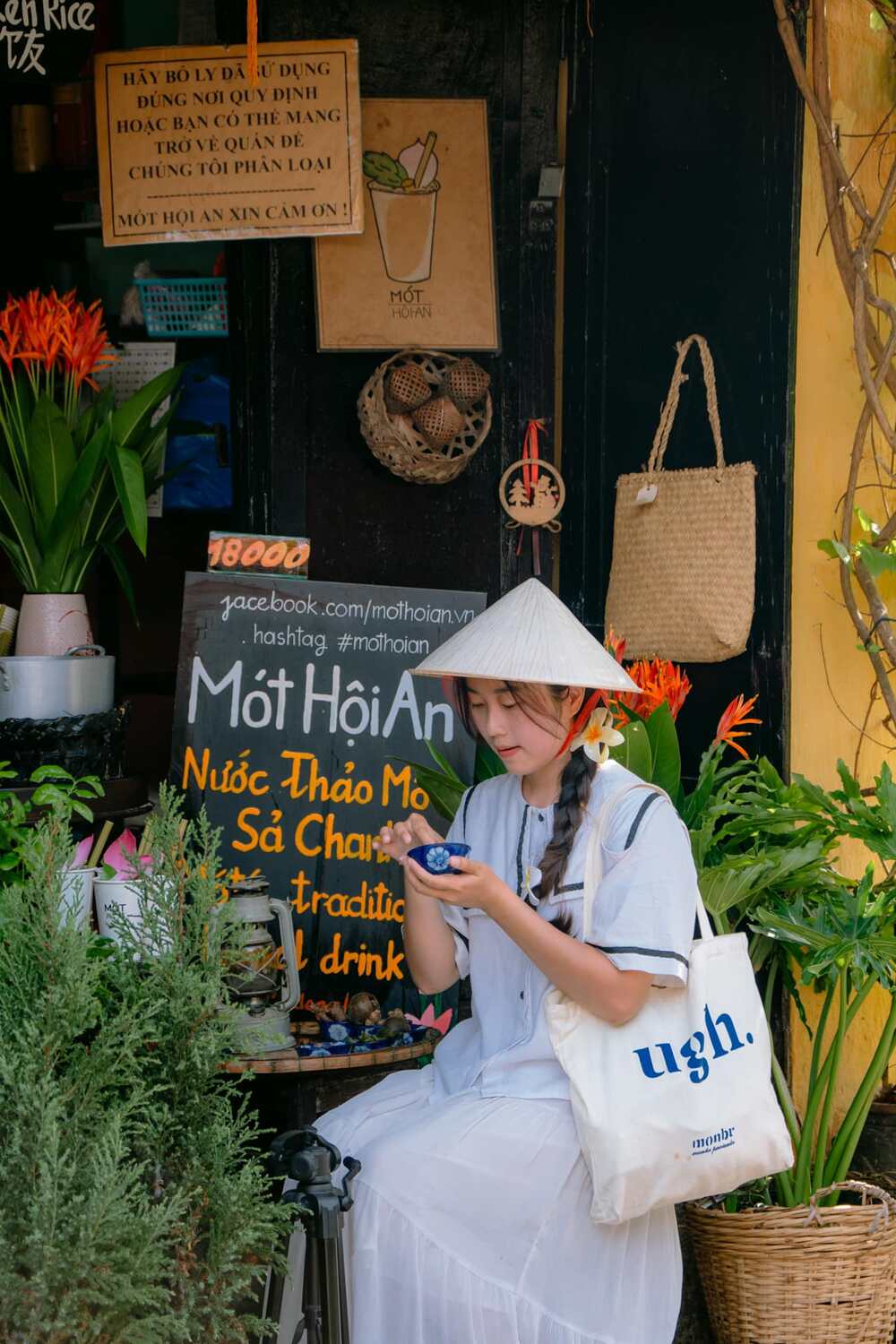 Quán trà Mót là đểm check-in không thể thiếu khi tới phố cổ Hội An. Ngoài ra, Moments cafe, Faifo cafe cũng có view rất đẹp để du khách ghi lại những bức ảnh “để đời”.