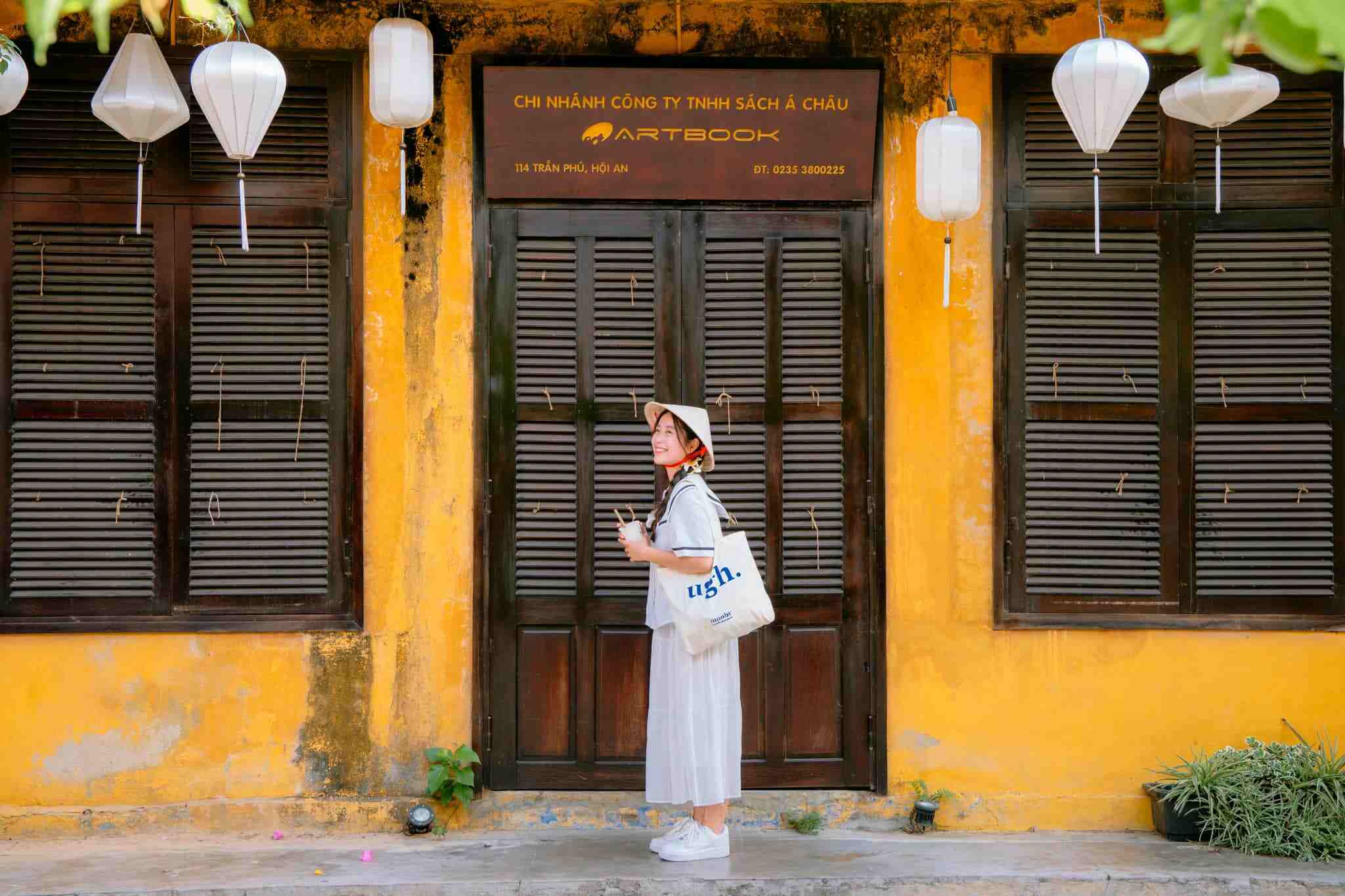 Về trang phục, du khách nên ưu tiên các màu như trắng, be hoặc những màu pastel sẽ phù hợp với nền tường vàng đặc trưng của phố cổ Hội An. Nếu mặc đồ quá nhiều họa tiết hay màu sắc sặc sỡ có thể khiến bức ảnh rối mắt và không được hài hòa.