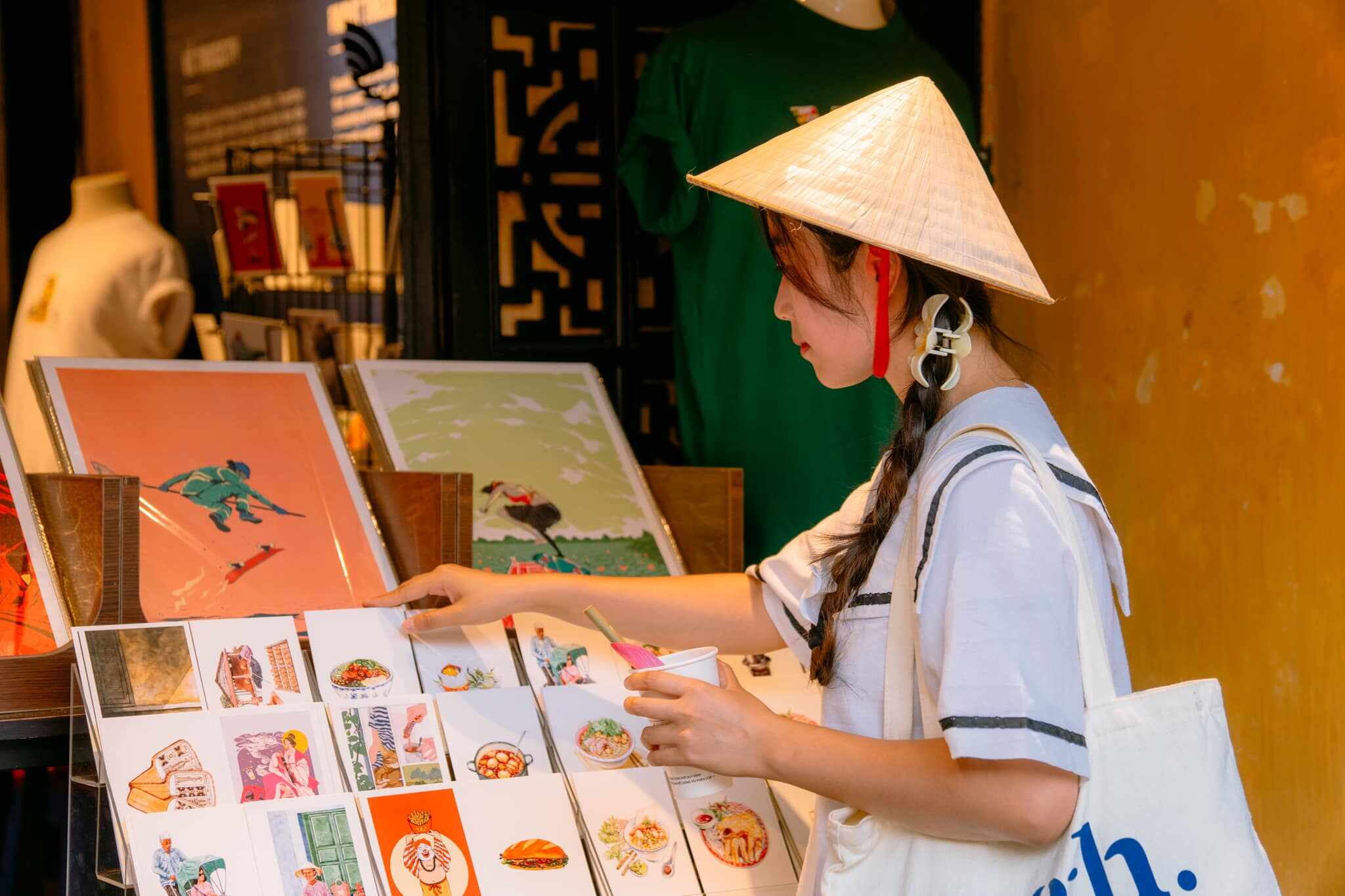 “Nếu có thời gian, mọi người nên thuê xe đạp, giá 50.000 đồng/cái. Thuê xe vừa để đạp dạo quanh phố cổ, vừa để chở đồ nghề chụp ảnh, nếu không sẽ rất mệt” – chi Tiên khẳng định.