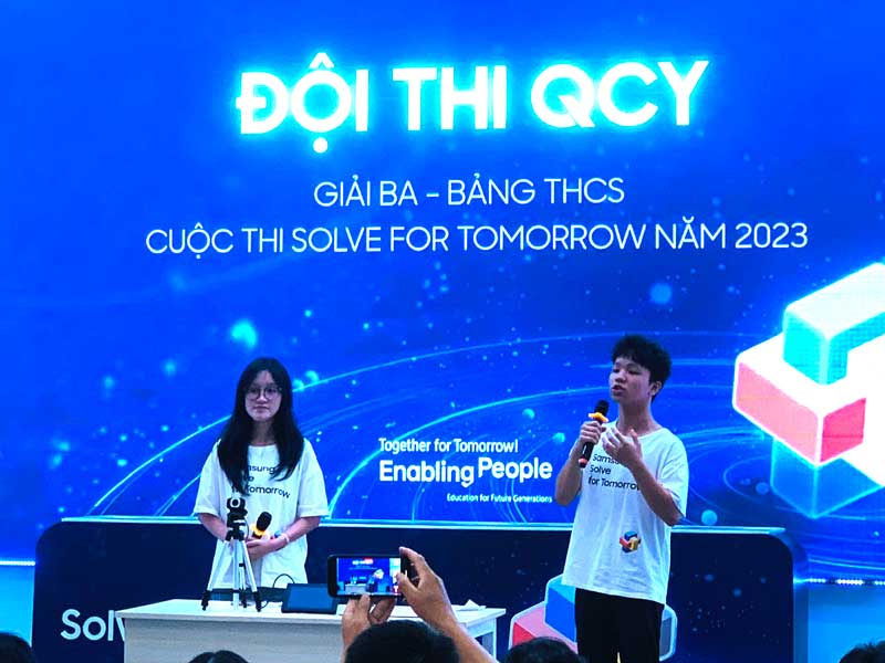 Đội thi QCY đến từ Đà Nẵng – giải Ba bảng A cuộc thi Solve for Tomorrow 2023 chia sẻ kinh nghiệm cũng như truyền cảm hứng cho các học sinh tham gia năm nay. Ảnh: Tường Minh