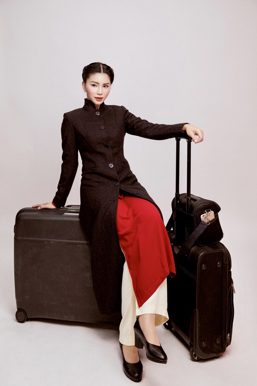 Cùng với áo dài đỏ, diện mạo của tiếp viên hàng không thời kỳ này còn có thêm áo măng tô đen và vali đồng bộ. Đây được xem là bộ đồng phục gắn bó lâu nhất với các tiếp viên của Vietnam Airlines và gần như trở thành biểu tượng.