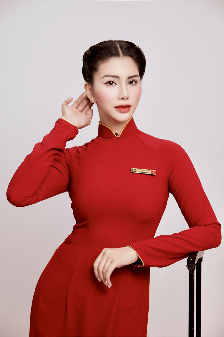 Tà áo dài màu đỏ chính thức được thay đổi từ năm 2000, thay thế cho màu áo xanh thiên thanh trước đó. Mẫu áo dài do NTK Minh Hạnh thực hiện, đã trở thành ấn tượng khó phai với nhiều người trong ngành hàng không và khách hàng trên toàn lãnh thổ.