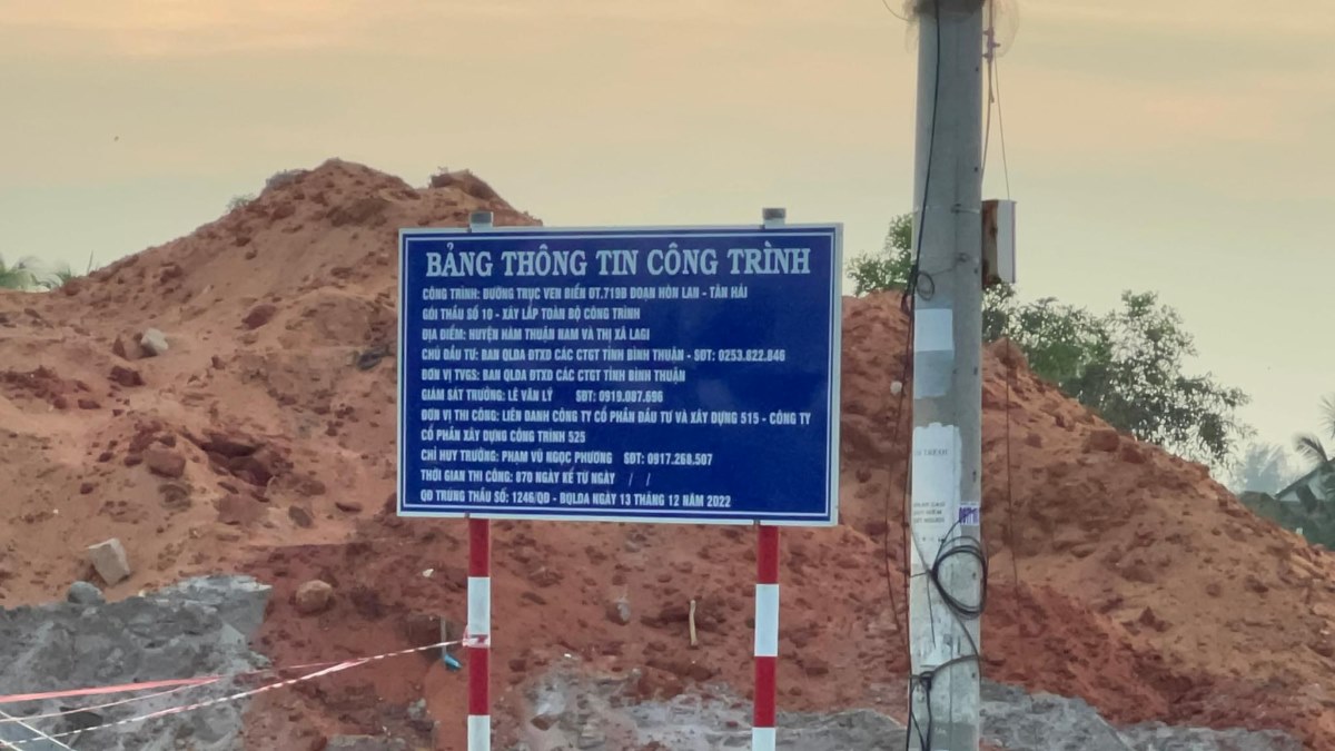 Bảng thi công dự án Trục ven biển ĐT.719B đoạn Hòn Lan - Tân Hải. Ảnh: Duy Tuấn